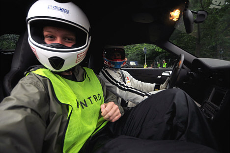 Fantastisk oplevelse: En glad dreng skal ud at køre med WTCC-køreren Michel Nykjær i en Porsche turbo.